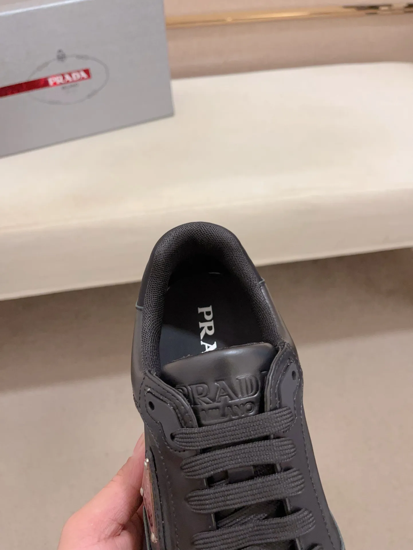 Men's shoes 💰 560 💰 (high version) new Prada (Prada) high-tops are launched at the same time, new men's shoes, 😘fabrics are selected from waterproof technical cloth. First layer cowhide lining. 👍🏿Original molded anti-slip rubber outsole, with exquisite lines, simple and elegant, comfortable and high-end for leisure travel. Number of yards: 38 to 44. (Can be customized for 45.46.)